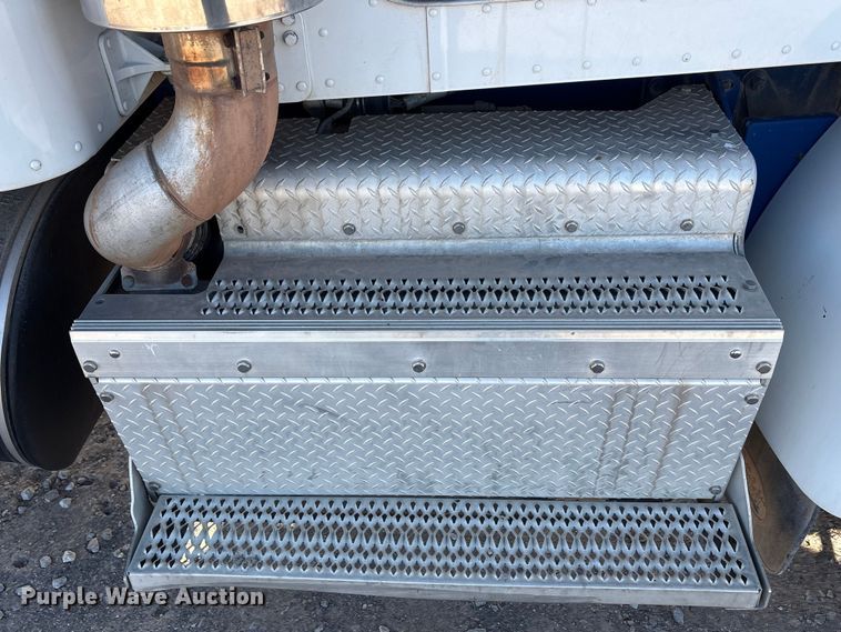 image for item EA7860 2011 Peterbilt 365 semi truck