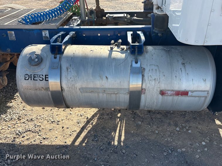 image for item EA7860 2011 Peterbilt 365 semi truck