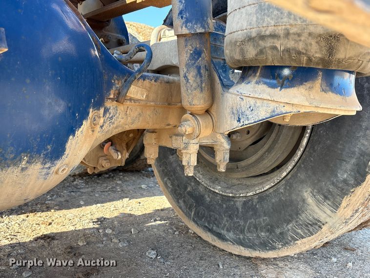 image for item EA7860 2011 Peterbilt 365 semi truck