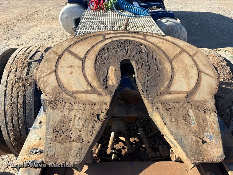 image for item EA7860 2011 Peterbilt 365 semi truck