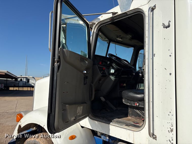 image for item EA7860 2011 Peterbilt 365 semi truck