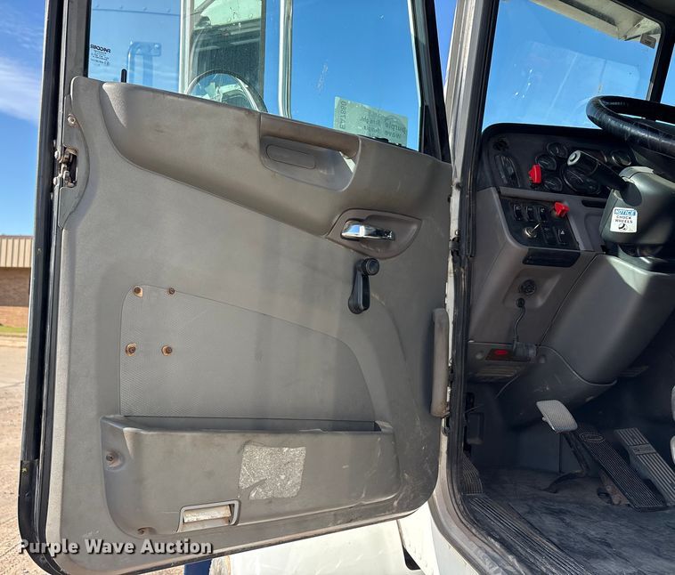 image for item EA7860 2011 Peterbilt 365 semi truck