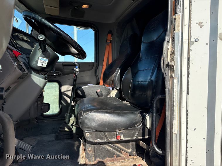 image for item EA7860 2011 Peterbilt 365 semi truck