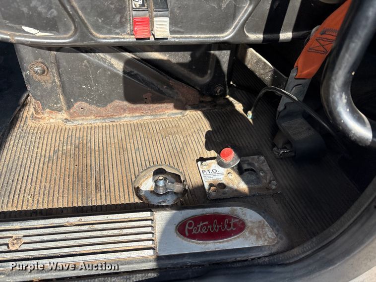 image for item EA7860 2011 Peterbilt 365 semi truck