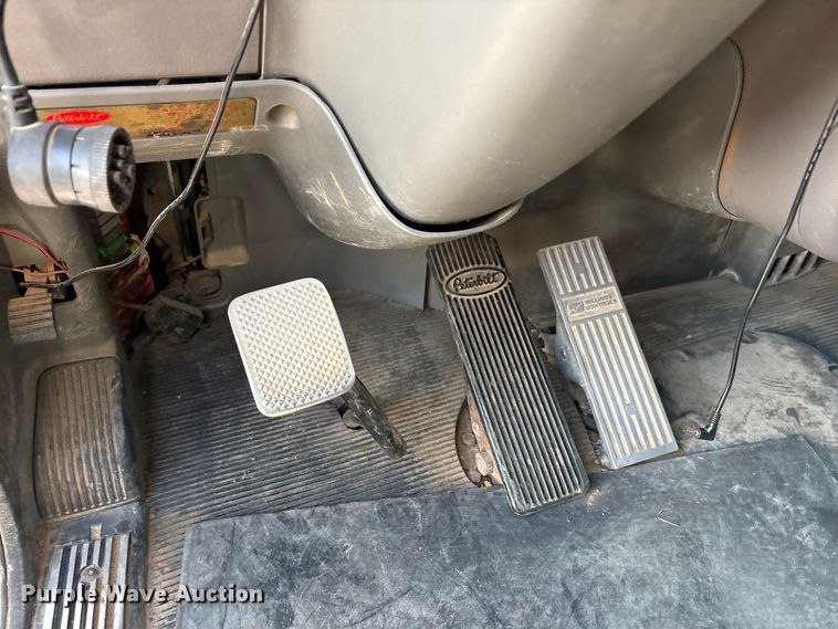 image for item EA7860 2011 Peterbilt 365 semi truck