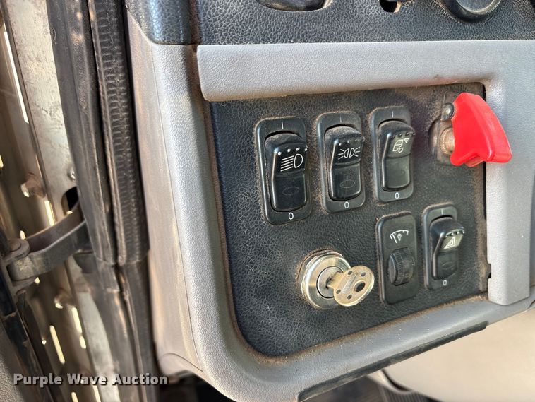 image for item EA7860 2011 Peterbilt 365 semi truck