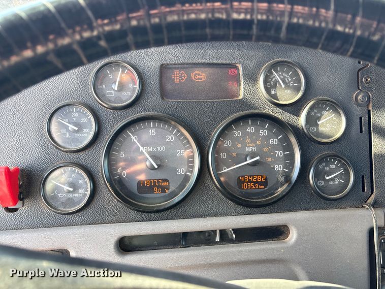 image for item EA7860 2011 Peterbilt 365 semi truck