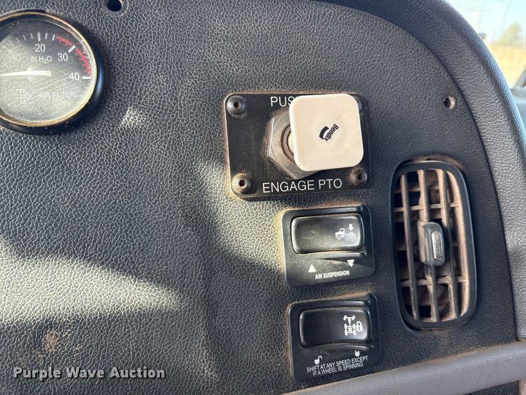 image for item EA7860 2011 Peterbilt 365 semi truck