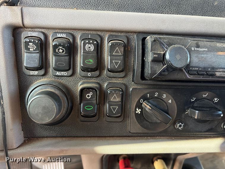 image for item EA7860 2011 Peterbilt 365 semi truck