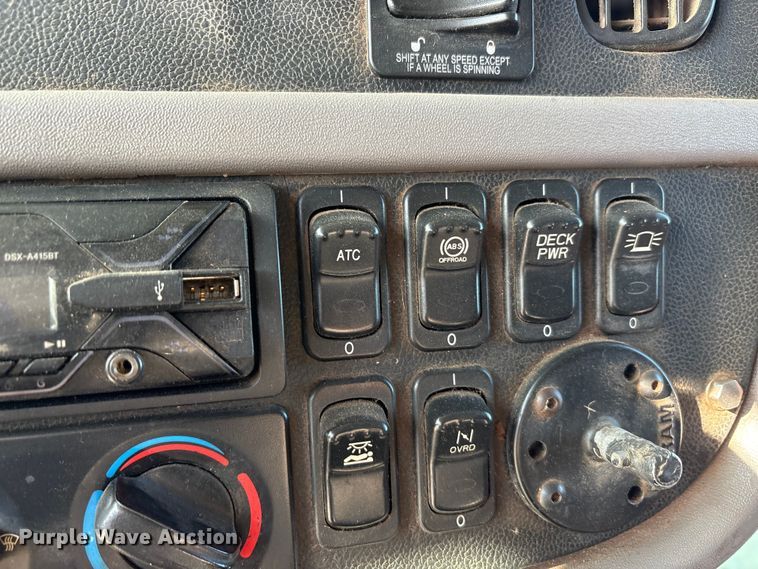 image for item EA7860 2011 Peterbilt 365 semi truck