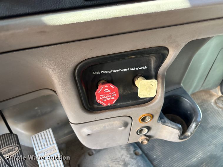 image for item EA7860 2011 Peterbilt 365 semi truck