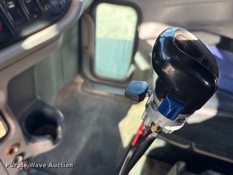 image for item EA7860 2011 Peterbilt 365 semi truck