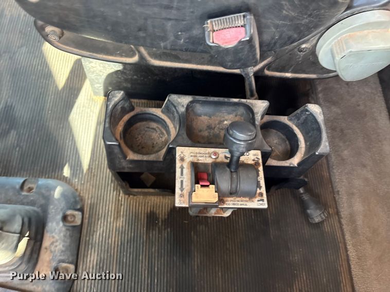 image for item EA7860 2011 Peterbilt 365 semi truck