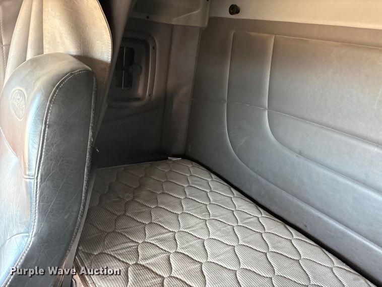 image for item EA7860 2011 Peterbilt 365 semi truck