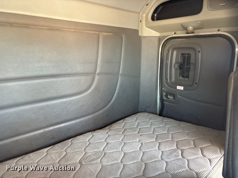 image for item EA7860 2011 Peterbilt 365 semi truck