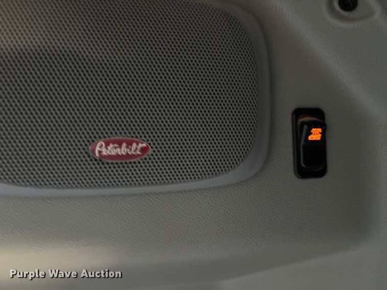 image for item EA7860 2011 Peterbilt 365 semi truck