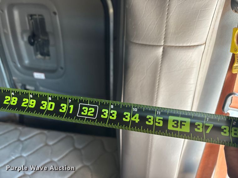 image for item EA7860 2011 Peterbilt 365 semi truck