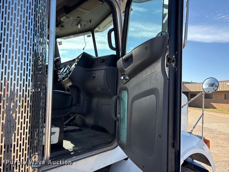 image for item EA7860 2011 Peterbilt 365 semi truck