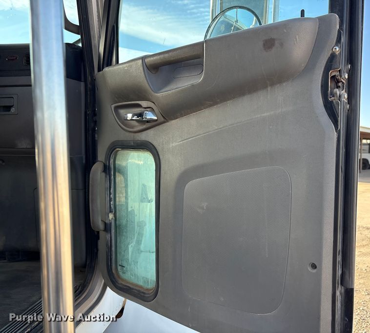 image for item EA7860 2011 Peterbilt 365 semi truck