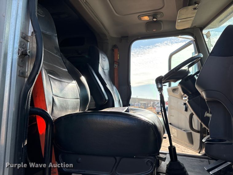 image for item EA7860 2011 Peterbilt 365 semi truck