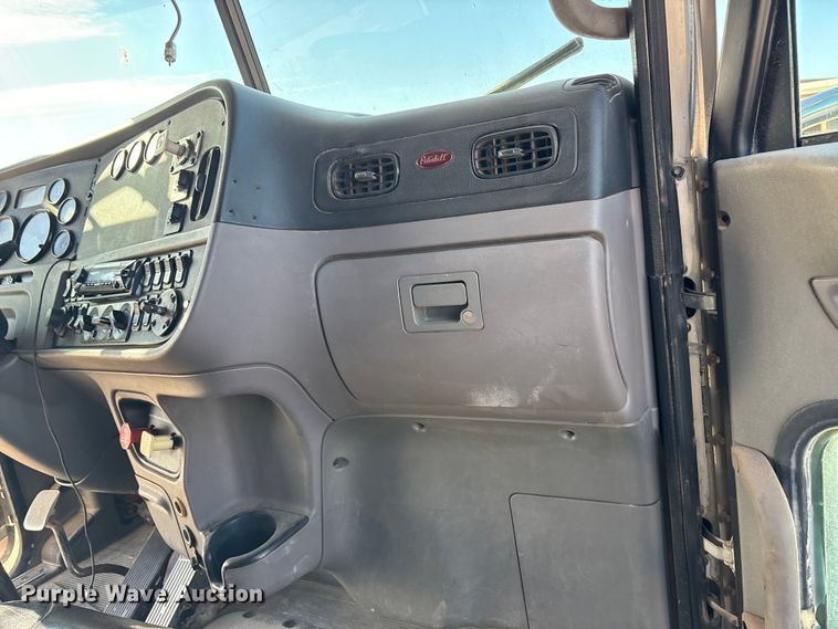 image for item EA7860 2011 Peterbilt 365 semi truck