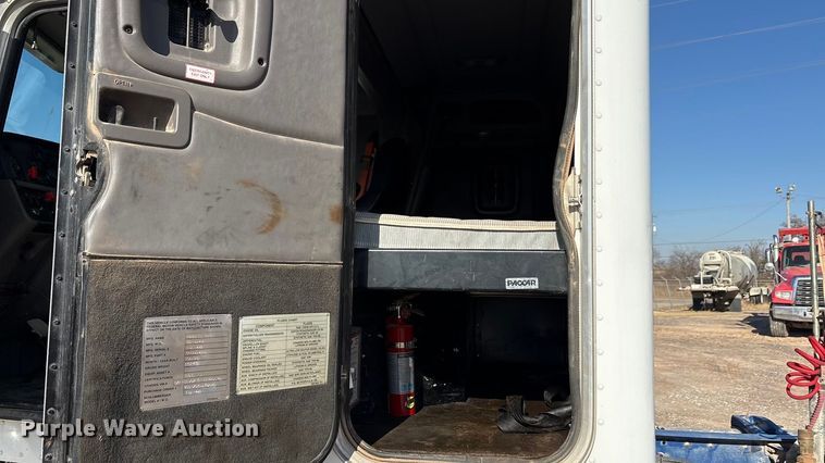 image for item EA7860 2011 Peterbilt 365 semi truck