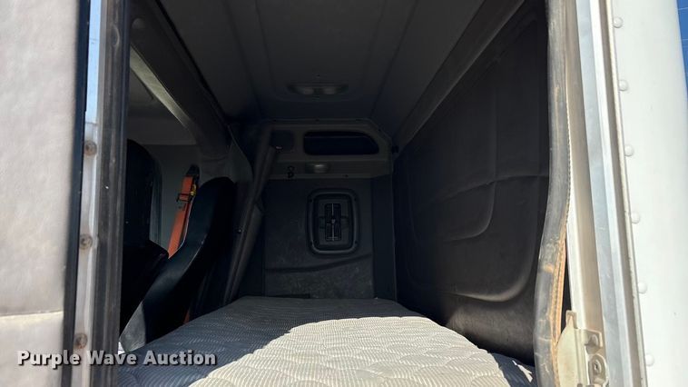 image for item EA7860 2011 Peterbilt 365 semi truck