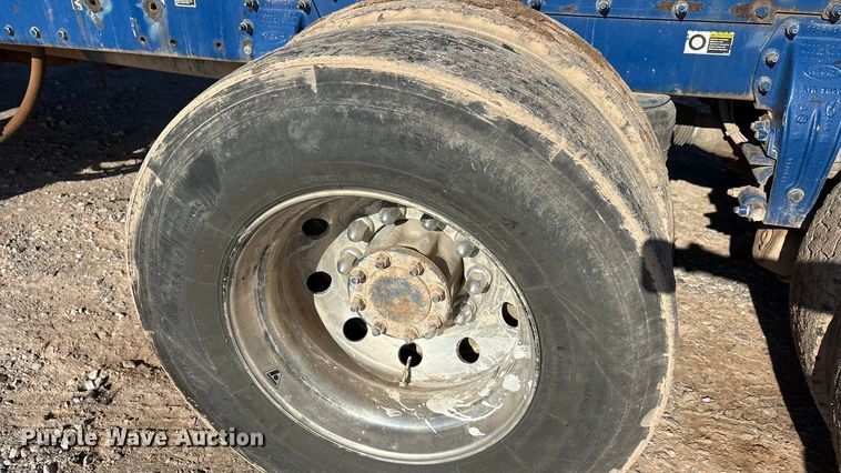 image for item EA7860 2011 Peterbilt 365 semi truck