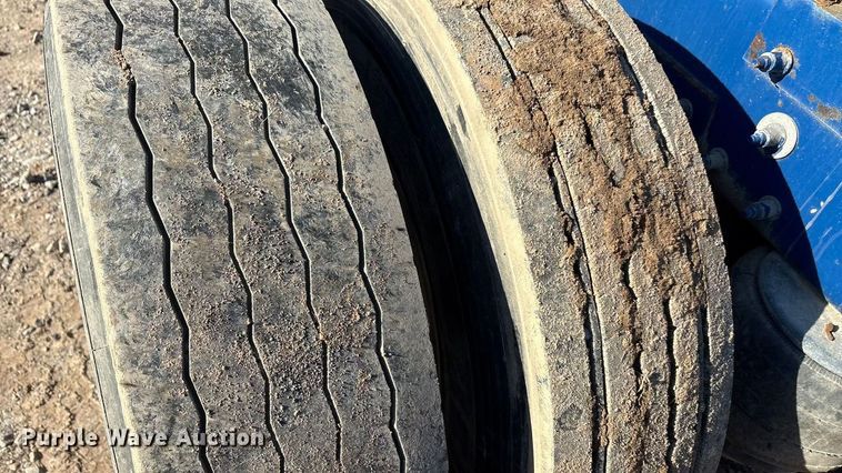 image for item EA7860 2011 Peterbilt 365 semi truck