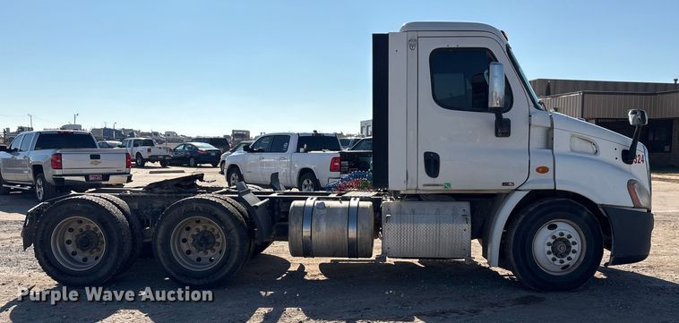 image for item EA7862 2012 Freightliner Cascadia semi truck