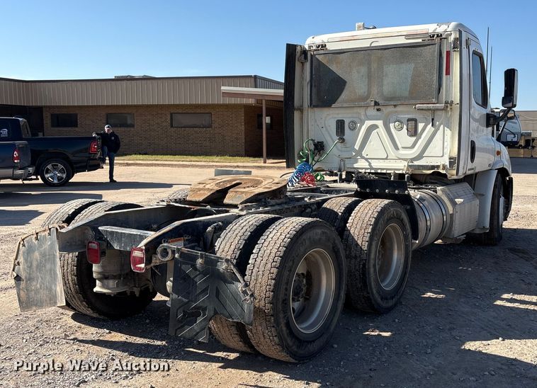 image for item EA7862 2012 Freightliner Cascadia semi truck