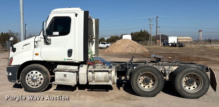 image for item EA7862 2012 Freightliner Cascadia semi truck