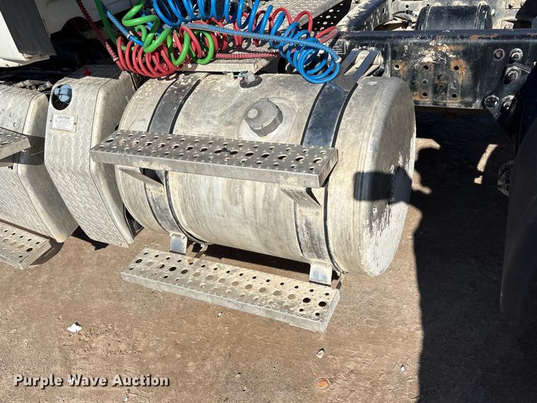 image for item EA7862 2012 Freightliner Cascadia semi truck