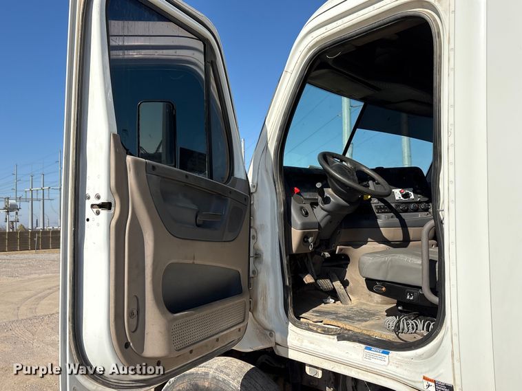 image for item EA7862 2012 Freightliner Cascadia semi truck