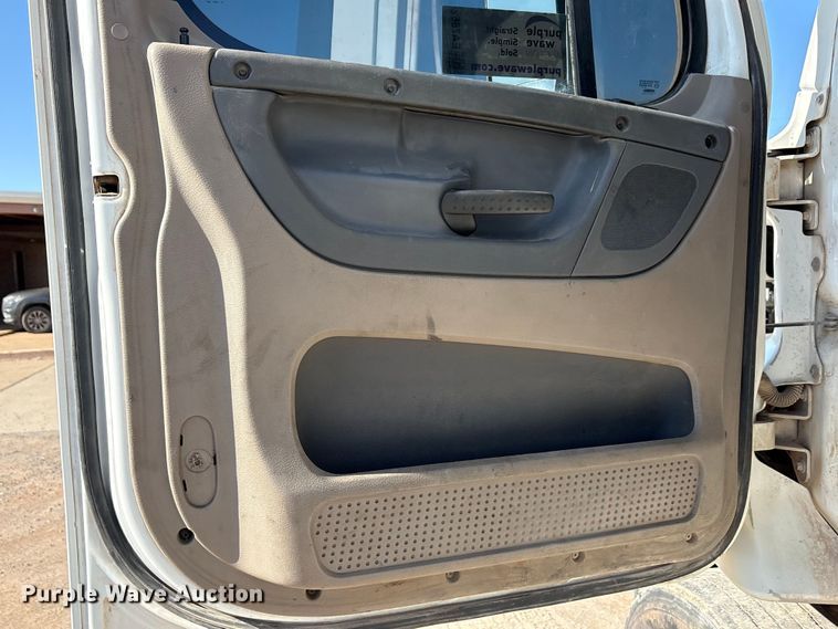 image for item EA7862 2012 Freightliner Cascadia semi truck