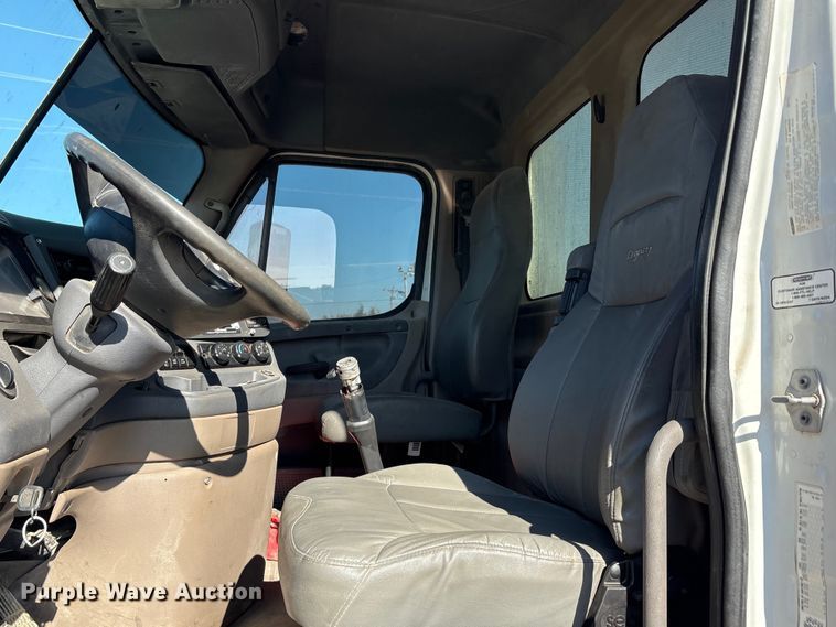 image for item EA7862 2012 Freightliner Cascadia semi truck