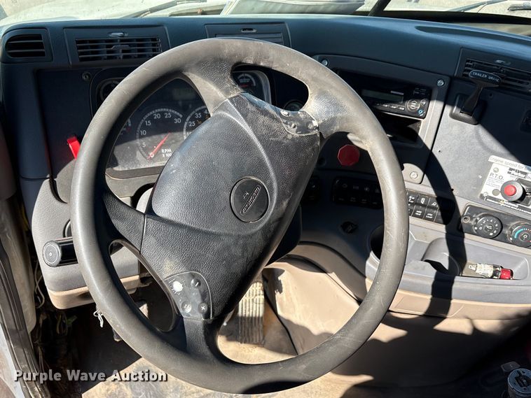 image for item EA7862 2012 Freightliner Cascadia semi truck