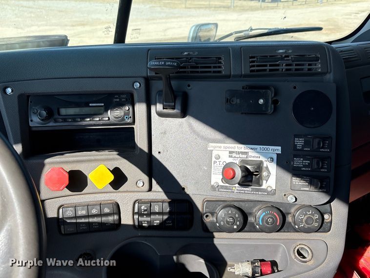 image for item EA7862 2012 Freightliner Cascadia semi truck