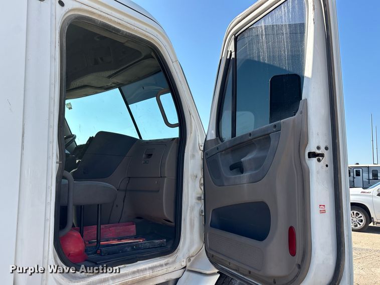 image for item EA7862 2012 Freightliner Cascadia semi truck