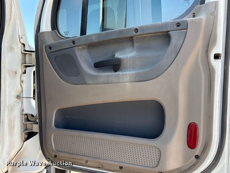 image for item EA7862 2012 Freightliner Cascadia semi truck