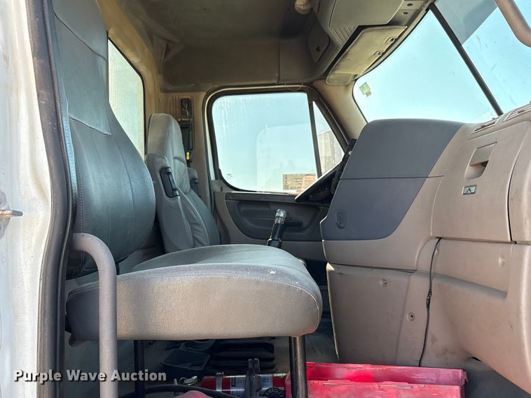 image for item EA7862 2012 Freightliner Cascadia semi truck