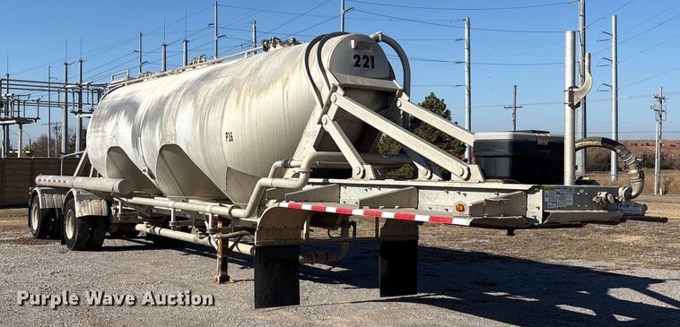 image for item EA7863 2015 Heil Trailer International pneumatic dry bulk trailer