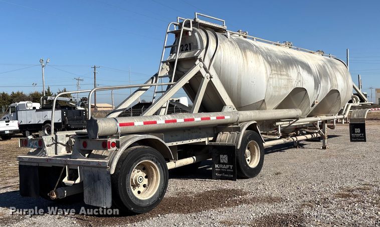 image for item EA7863 2015 Heil Trailer International pneumatic dry bulk trailer