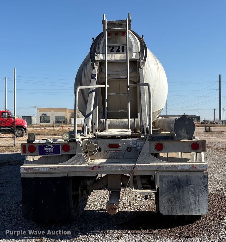 image for item EA7863 2015 Heil Trailer International pneumatic dry bulk trailer