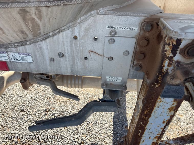 image for item EA7863 2015 Heil Trailer International pneumatic dry bulk trailer