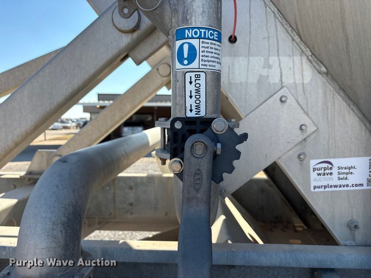 image for item EA7863 2015 Heil Trailer International pneumatic dry bulk trailer