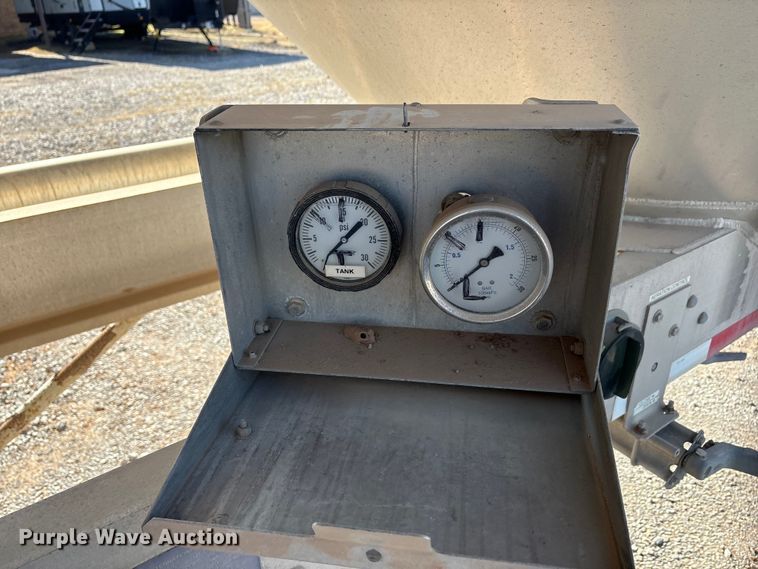 image for item EA7863 2015 Heil Trailer International pneumatic dry bulk trailer