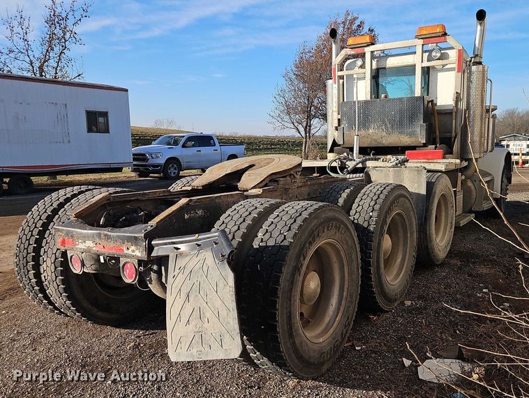 image for item EB8469 1992 Peterbilt 379 semi truck