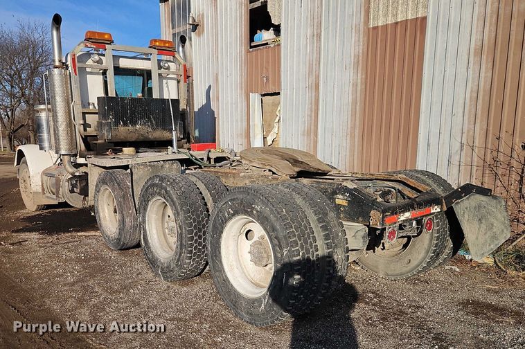 image for item EB8469 1992 Peterbilt 379 semi truck