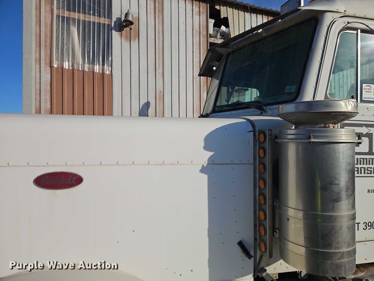 image for item EB8469 1992 Peterbilt 379 semi truck